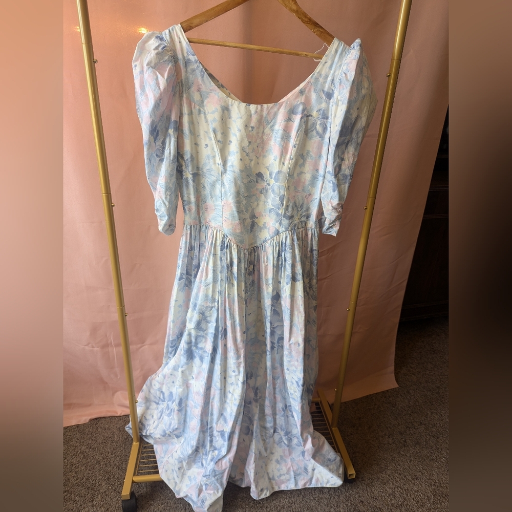 Garden party 80s Puff sleeve Dress!